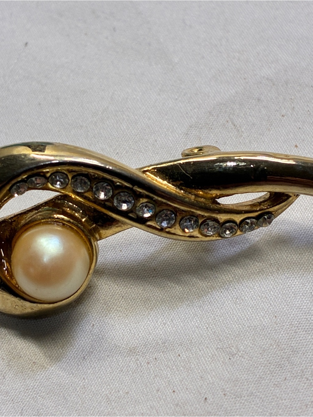 Vintage Faux Pearl Ribbon Brooch Crystal Rhinestone Gold Tone 1980s 3” - Picture 5 of 7